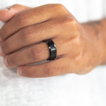 טבעת קלאסית לגבר "אורלנדו" צבע שחור מסטיינלס סטיל על הקמיצה של דוגמן ביד שמאל זום רק על היד צמודה לבטן