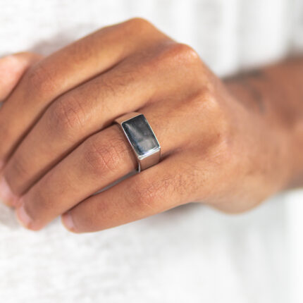 טבעת לגבר "דיוויד" כסופה מסטיינלס סטיל על הקמיצה של דוגמן יד שמאל צמודה לבטן זום על הטבעת