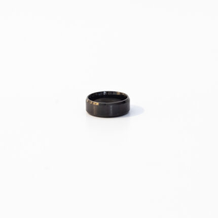 טבעת קלאסית לגבר "אורלנדו" צבע שחור מסטיינלס סטיל