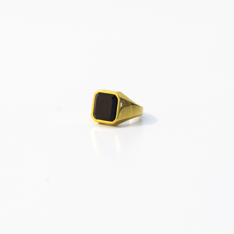 טבעת לגבר "קרנסטון" בצבע זהב מסטיינלס סטיל ואבן שחורה בצורת רובוע