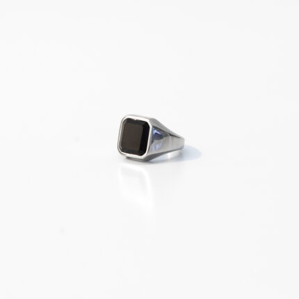 טבעת לגבר "רוק היל" כסופה מסטיינלס סטיל עם אבן שחורה בצורת ריבוע